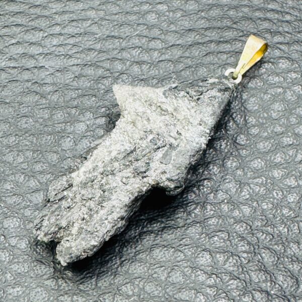 Pendentif en cyanite noire "taramite" du Brésil (réf cy4) – Image 2