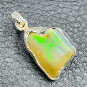 Pendentif en opale de Welo