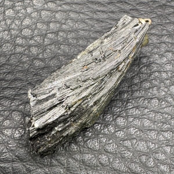 Pendentif en Cyanite Noire "Taramite" du Brésil (réf cy19) – Image 4