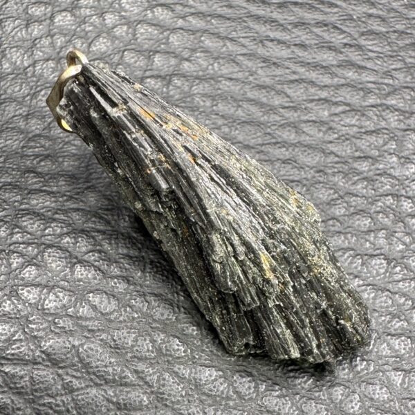 Pendentif en Cyanite Noire "Taramite" du Brésil (réf cy19) – Image 2