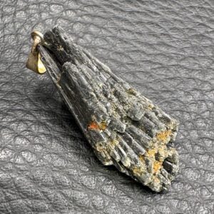 pendentif en cyanite noire