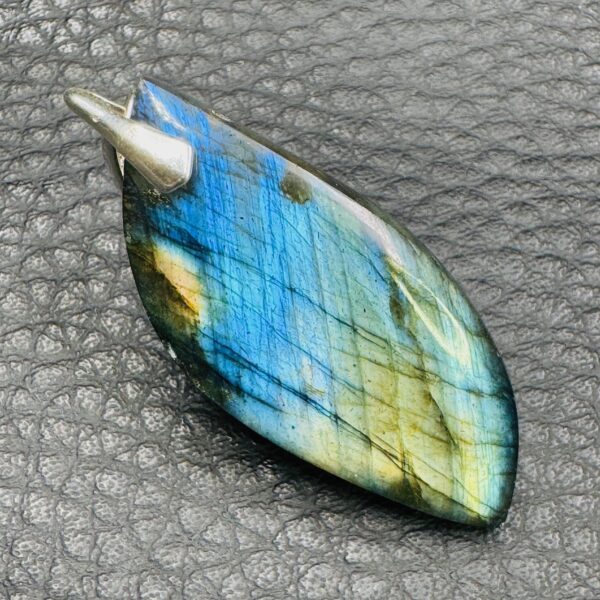 Pendentif en Labradorite Bleu Doré de Madagascar (réf ltm1) – Image 3