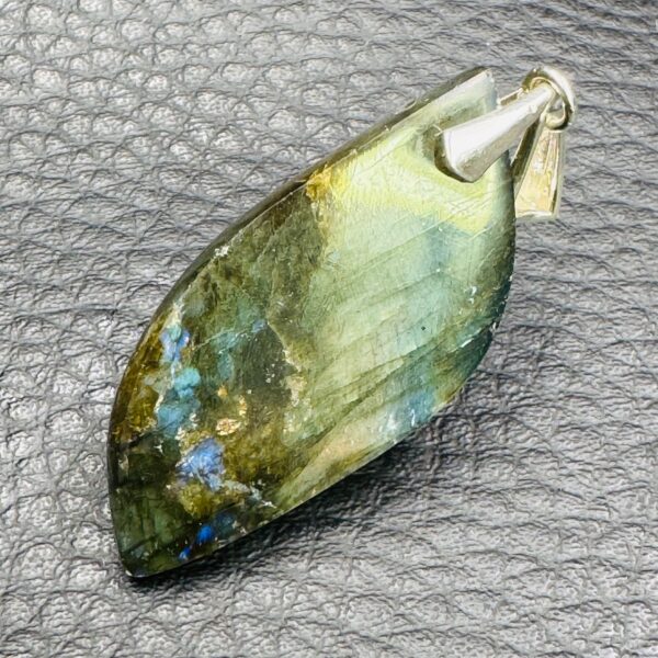 Pendentif en Labradorite Bleu Doré de Madagascar (réf ltm1) – Image 4