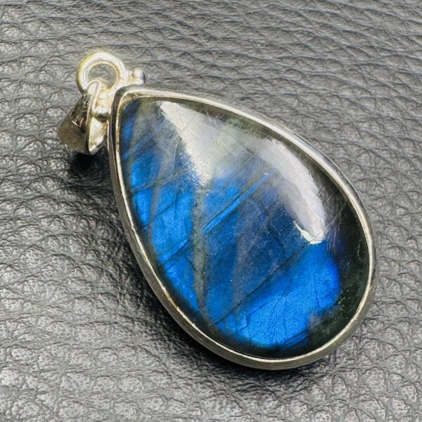 Pendentif en Labradorite Bleue Abyssal de Madagascar (réf lba43) – Image 2