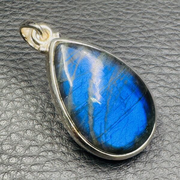 Pendentif en Labradorite Bleue Abyssal de Madagascar (réf lba43) – Image 3