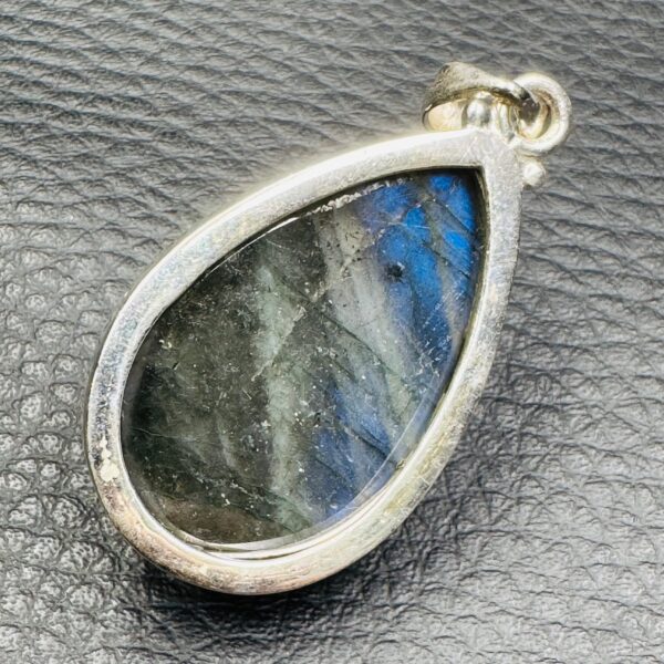 Pendentif en Labradorite Bleue Abyssal de Madagascar (réf lba43) – Image 4