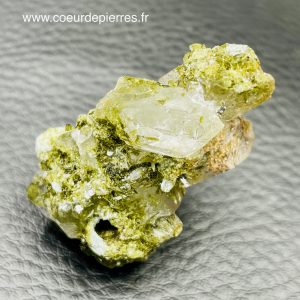 Cristal de roche à inclusions de diopside du Pakistan (qd2)
