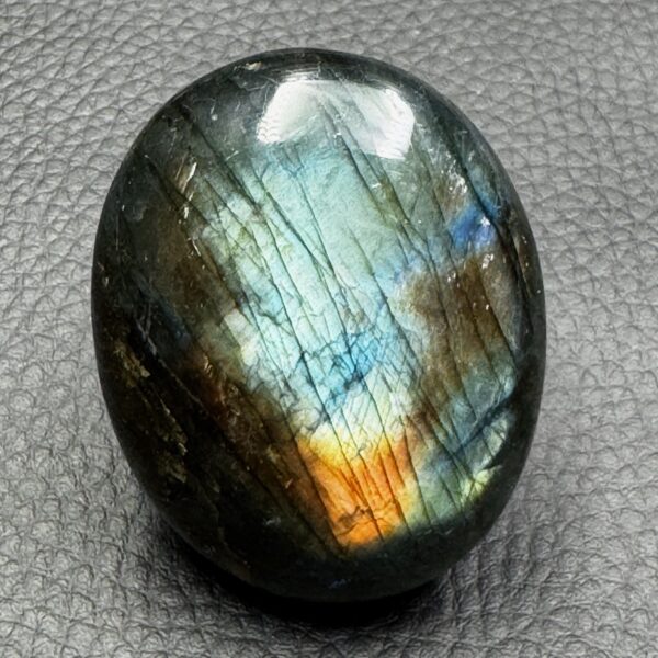Galet de labradorite de Madagascar (réf gl63) – Image 3