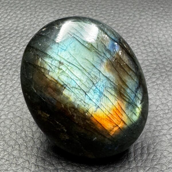 Galet de labradorite de Madagascar (réf gl63) – Image 2