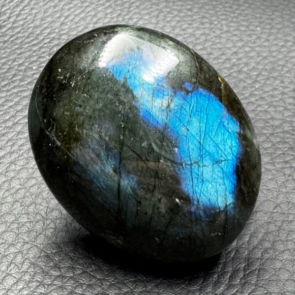 Galet de labradorite de Madagascar (réf gl63) – Image 4