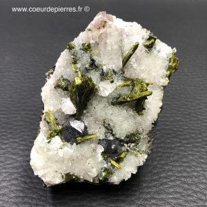 Epidote avec magnétite sur quartz de la mine Dashkesan, Azerbaïdjan (réf ep8)