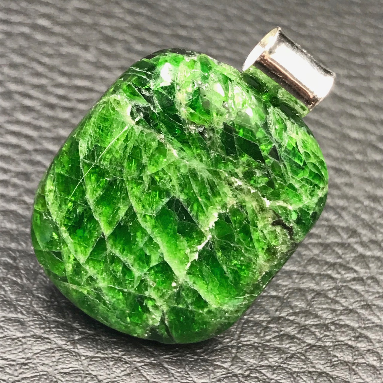 Pendentif en cristal vert de Diopside de Chrome brut de Russie serti dArgent 925 massif 30x18x7 mm