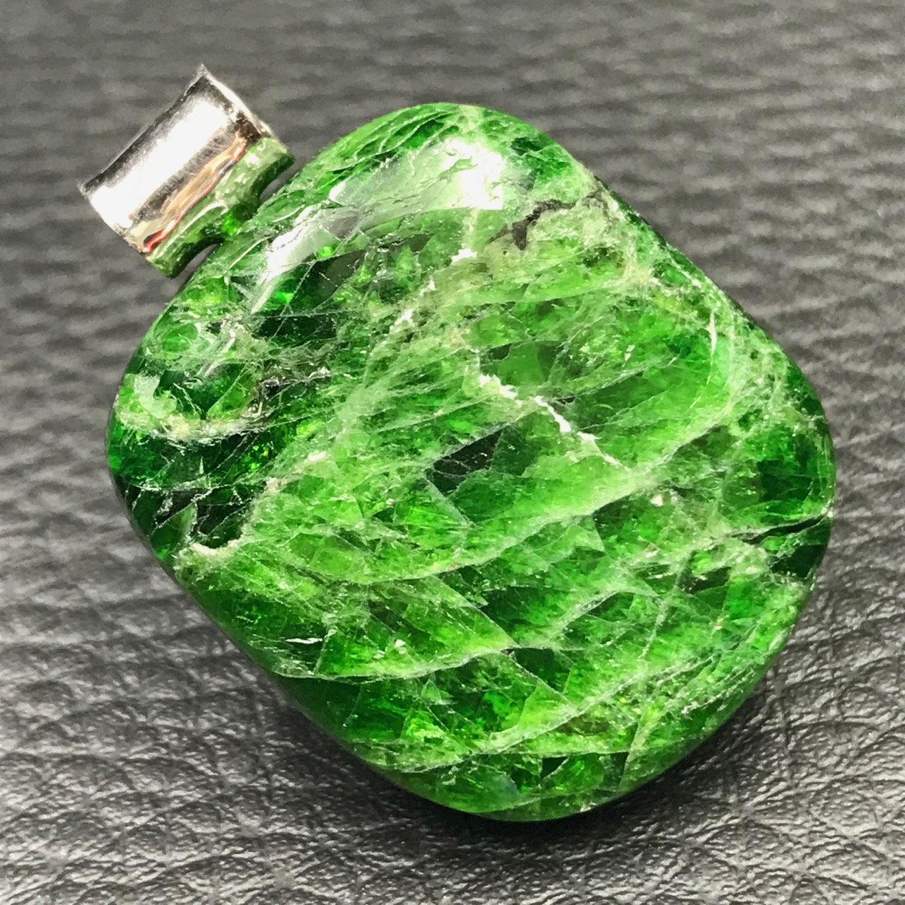 Pendentif en cristal vert de Diopside de Chrome brut de Russie serti dArgent 925 massif 30x18x7 mm