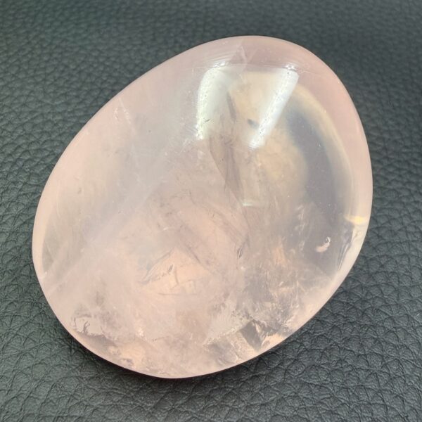 Galet en Quartz Rose de Madagascar (réf qr12) – Image 3