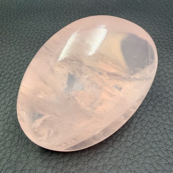 Galet en Quartz Rose de Madagascar (réf qr12) – Image 2