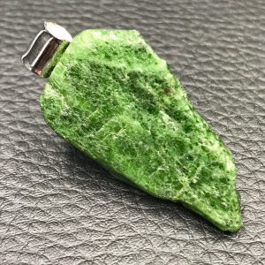 Pendentif en Chrome diopside de Russie (réf pcd10)