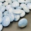 Galet en calcite bleue