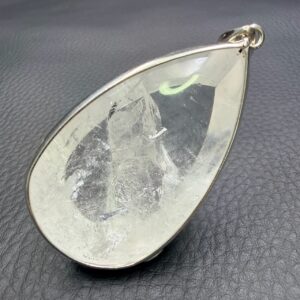 Pendentif en Quartz avec Prisme Négatif