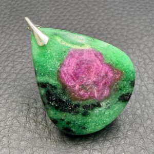 Pendentif en Rubis Zoïzite