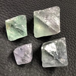 Fluorite octaèdre, lot de 4 cristaux (réf f6)