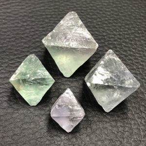 Fluorite octaèdre, lot de 4 cristaux (réf f6)