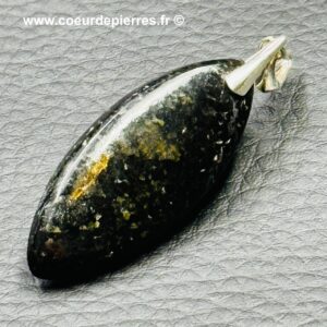 Pendentif en Nuumite du Groenland (réf nu3)