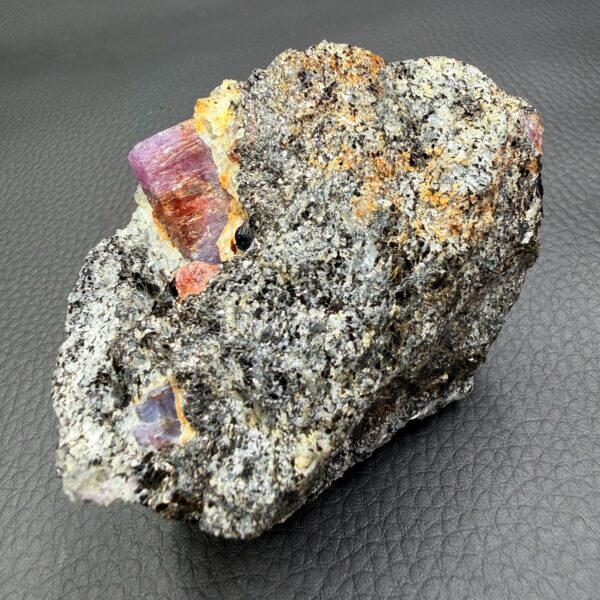 Rubis et Saphir sur Biotite de Madagascar (réf rub6) – Image 3