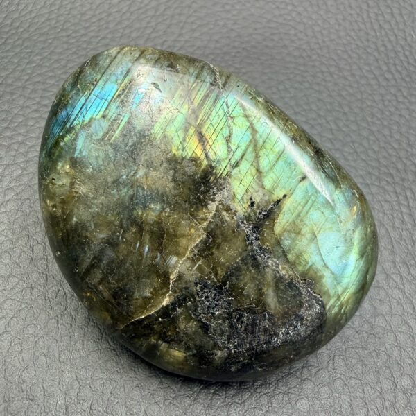 Galet de labradorite de Madagascar (réf gl13) – Image 3