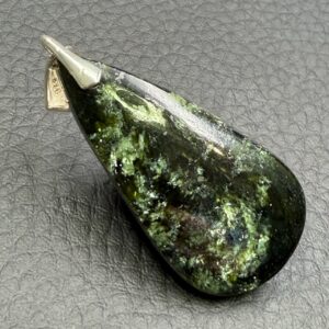 Pendentif en Vesuvianite