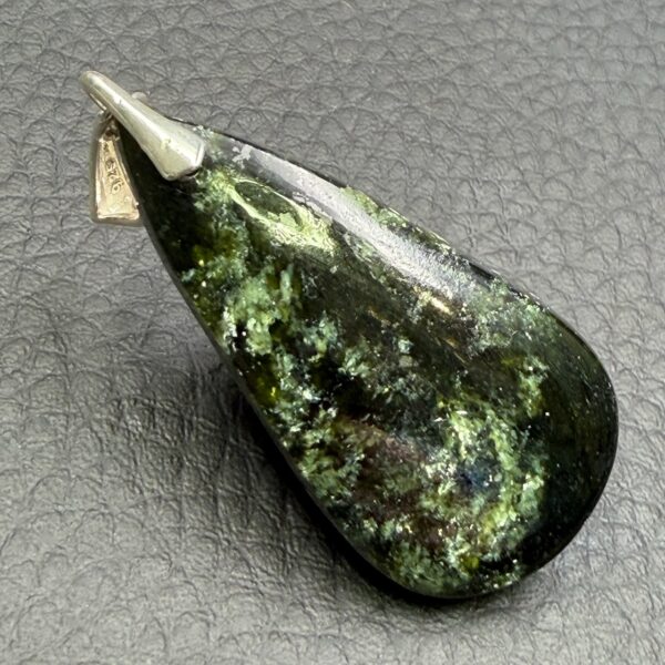 Pendentif en Vesuvianite