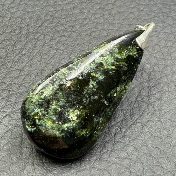 Pendentif en Vesuvianite du Canada (réf vus2) – Image 3