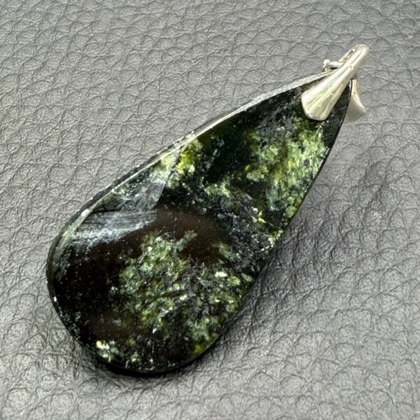 Pendentif en Vesuvianite du Canada (réf vus2) – Image 4