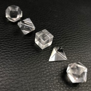 Série des cinq solides de Platon en cristal de roche de l’Himalaya