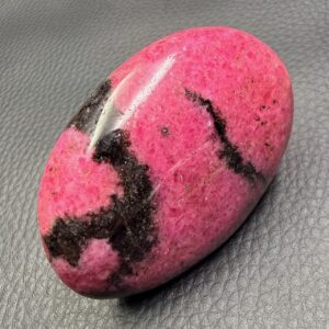 Galet en Rhodonite