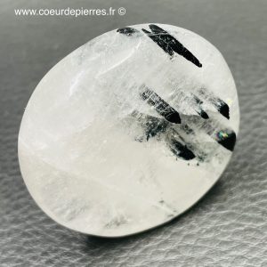 Galet en cristal de roche avec inclusions de tourmaline de Madagascar (réf git2)