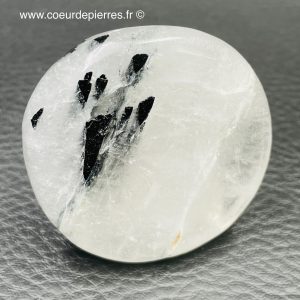 Galet cristal de roche a inclusions de tourmaline (réf git2)