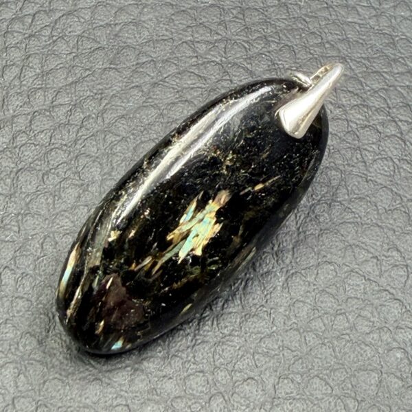 Pendentif en Nuumite du Groenland (réf nu6) – Image 2