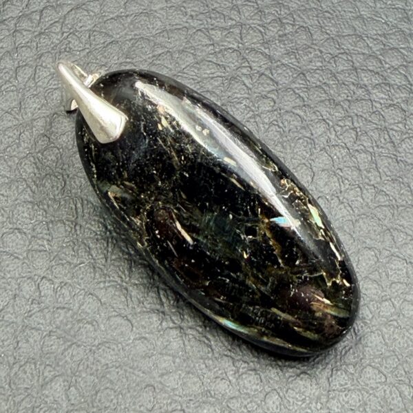 Pendentif en Nuumite du Groenland (réf nu6) – Image 3