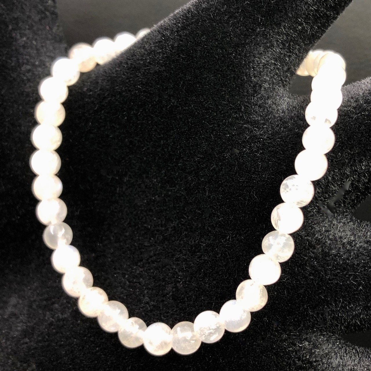 Bracelet en péristerite “perles de 4 mm”(labradorite blanche) (réf bpla5)