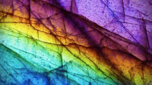 Pourquoi la Labradorite Change-t-elle de couleur