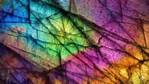Pourquoi la Labradorite Change-t-elle de couleur